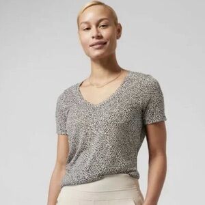 Athleta Breezy Scoop V-Neck Tee Size Medium in Cheetah Print